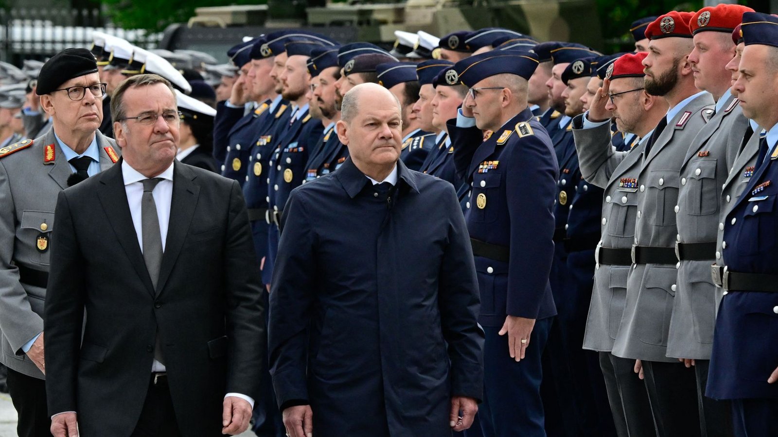 Seite an Seite? Verteidigungsminister Boris Pistorius und Bundeskanzler Olaf Scholz – hier am 11. April beim Mali-Einsatz-Schlussappell der Bundeswehr.Foto: AFP/John Macdougall Seite an Seite? Verteidigungsminister Boris Pistorius und Bundeskanzler Olaf Scholz – hier am 11. April beim Mali-Einsatz-Schlussappell der Bundeswehr.Foto: AFP/John Macdougall