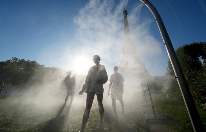 Mit Sprühnebelduschen will Paris seinen Bewohnerinnen und Bewohnern Abkühlung verschaffen. (Archivbild)<span class='image-autor'>Foto: Marcus Brandt/dpa</span>