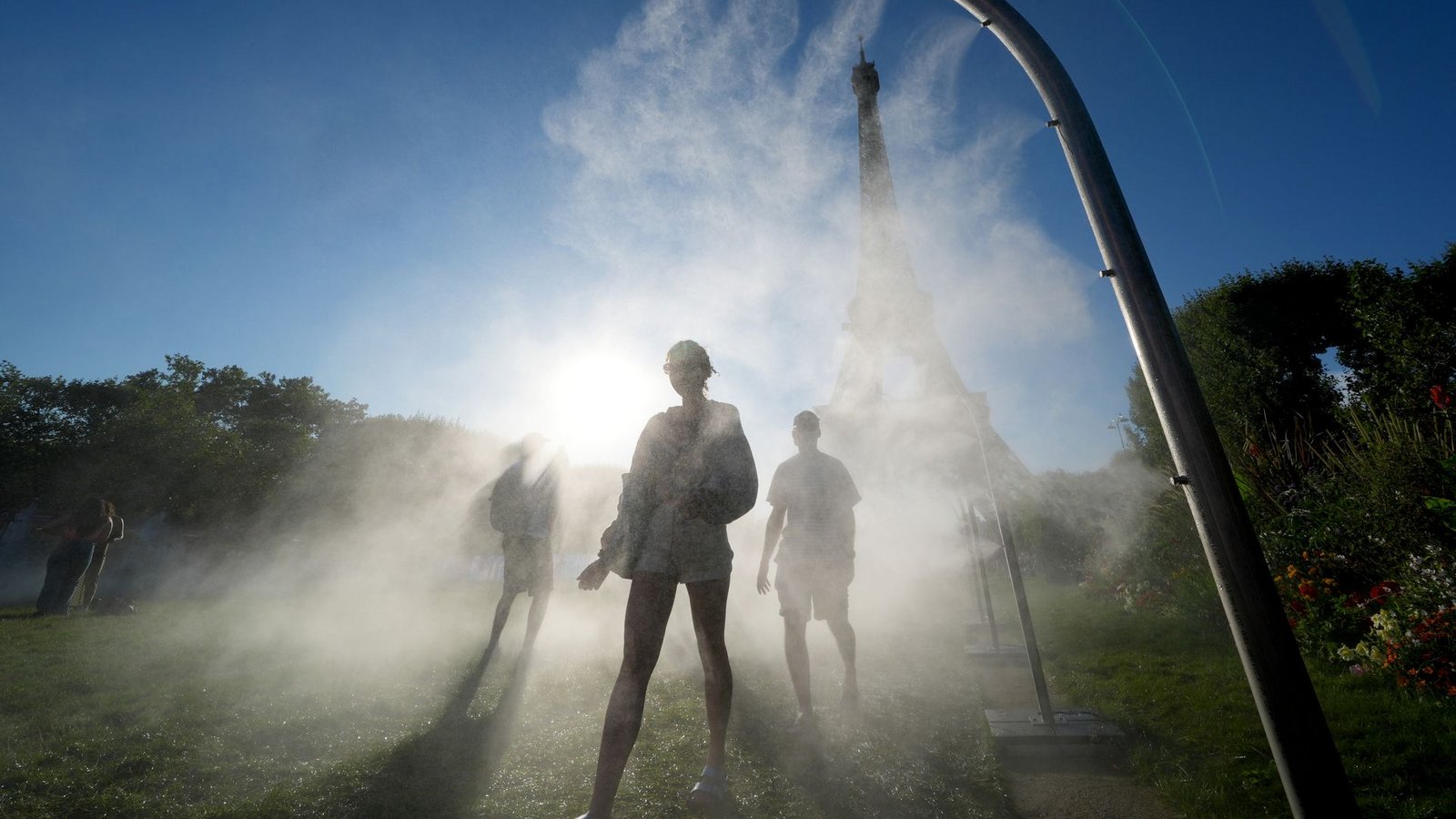 Mit Sprühnebelduschen will Paris seinen Bewohnerinnen und Bewohnern Abkühlung verschaffen. (Archivbild)Foto: Marcus Brandt/dpa Mit Sprühnebelduschen will Paris seinen Bewohnerinnen und Bewohnern Abkühlung verschaffen. (Archivbild)Foto: Marcus Brandt/dpa