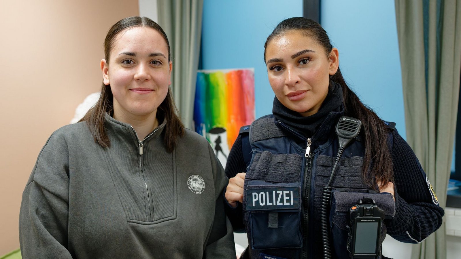 Als Ansprechpartnerinnen für die Betroffenen stehen in den Gewaltschutz-Anlaufstellen Polizistinnen - ausschließlich Frauen - bereit, die für diese Aufgabe besonders fortgebildet wurden - in Köln etwa Polizeimeisterin Maja Schomers (l) und Polizeimeisterin Hicran Aktas (r).Foto: Henning Kaiser/dpa Als Ansprechpartnerinnen für die Betroffenen stehen in den Gewaltschutz-Anlaufstellen Polizistinnen - ausschließlich Frauen - bereit, die für diese Aufgabe besonders fortgebildet wurden - in Köln etwa Polizeimeisterin Maja Schomers (l) und Polizeimeisterin Hicran Aktas (r).Foto: Henning Kaiser/dpa