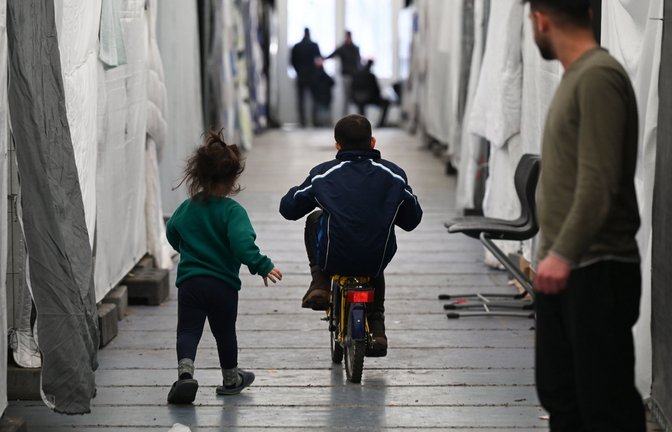 Flüchtlinge in einer provisorischen Unterkunft.<span class='image-autor'>Foto: dpa/Arne Dedert</span>