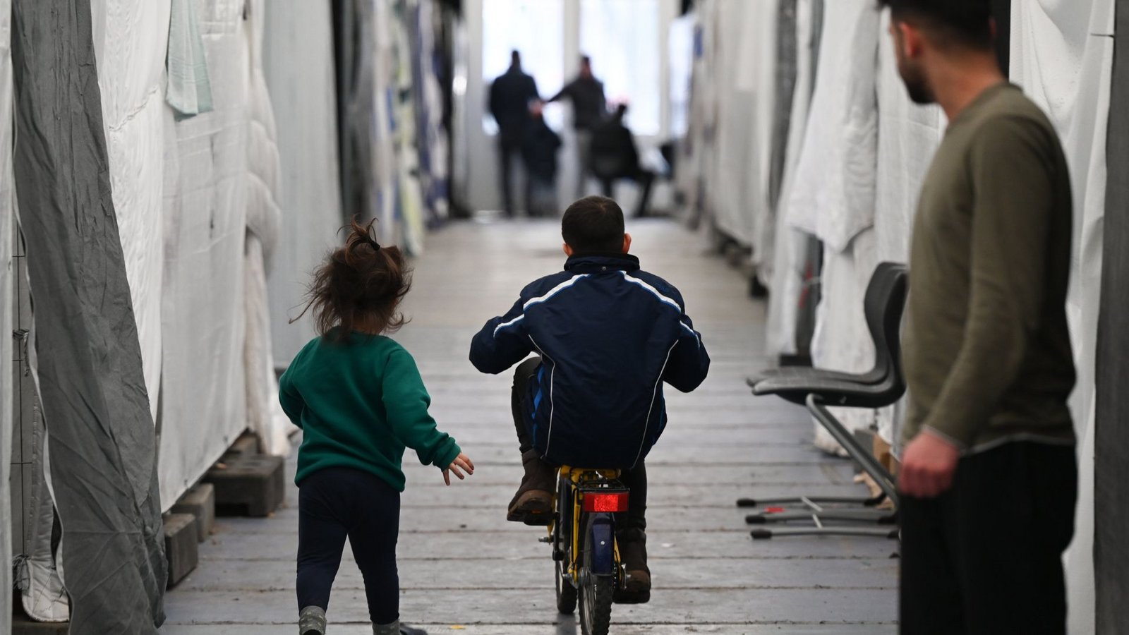 Flüchtlinge in einer provisorischen Unterkunft.Foto: dpa/Arne Dedert
