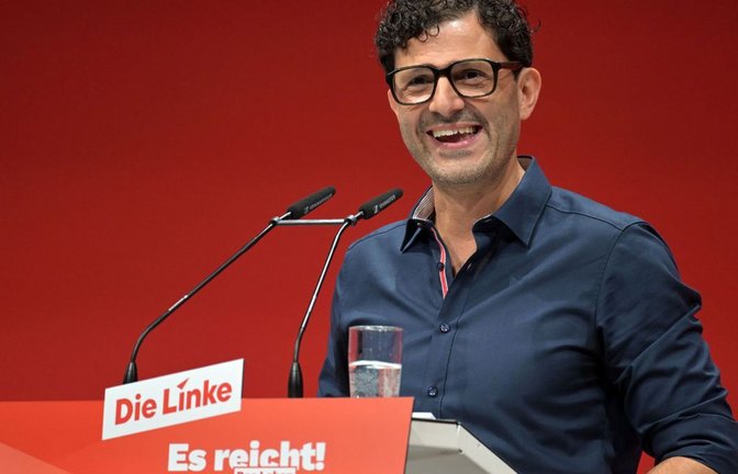 In der Tat: Es reicht! Luigi Pantisano, neuer Co-Vorsitzender der Partei Die Linke, bei seiner Antrittsrede während des Bundesparteitages der Linken in die Metropolis Halle.<span class='image-autor'>Foto: Michael Bahlo/dpa</span>