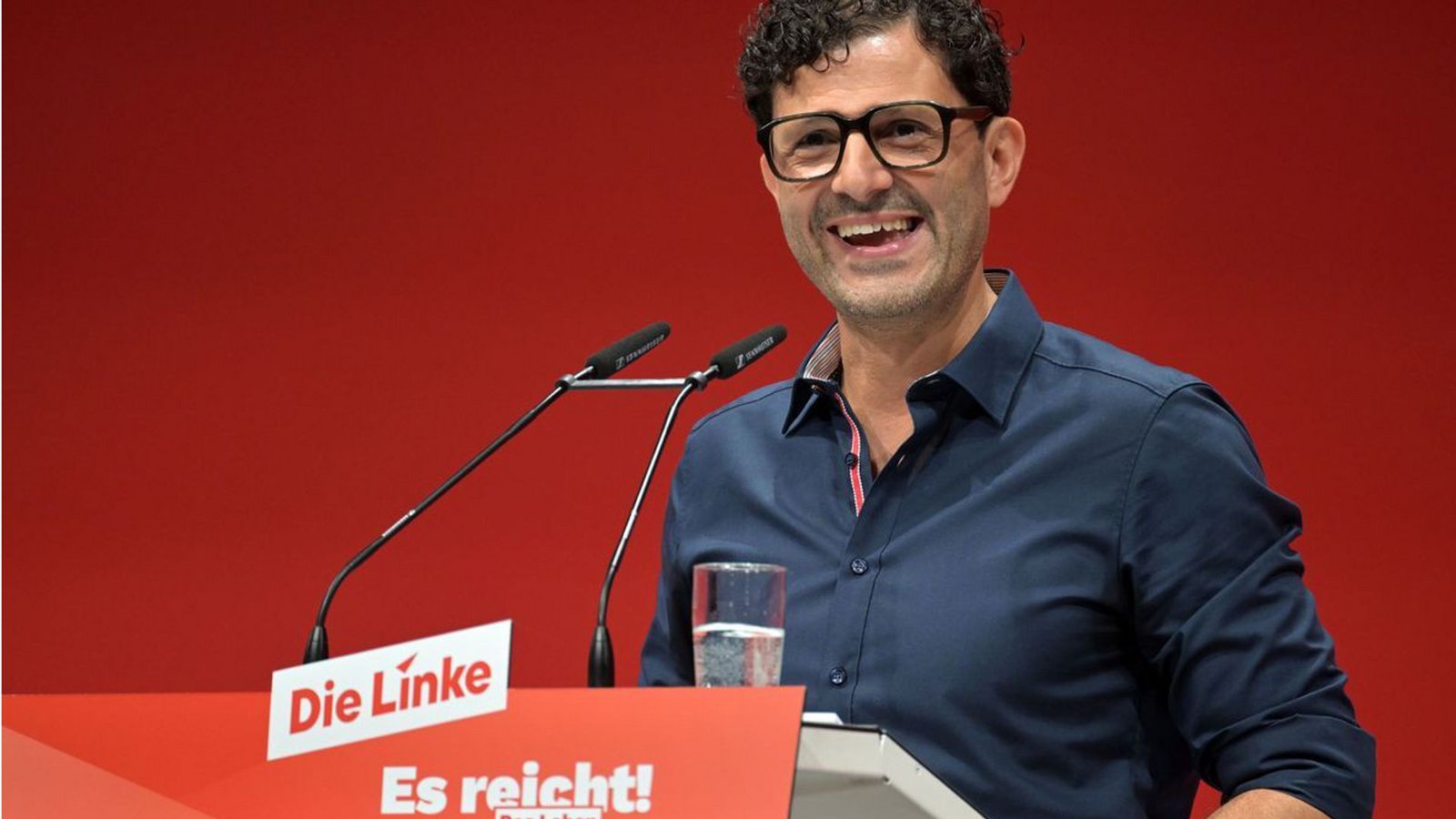 In der Tat: Es reicht! Luigi Pantisano, neuer Co-Vorsitzender der Partei Die Linke, bei seiner Antrittsrede während des Bundesparteitages der Linken in die Metropolis Halle.Foto: Michael Bahlo/dpa In der Tat: Es reicht! Luigi Pantisano, neuer Co-Vorsitzender der Partei Die Linke, bei seiner Antrittsrede während des Bundesparteitages der Linken in die Metropolis Halle.Foto: Michael Bahlo/dpa