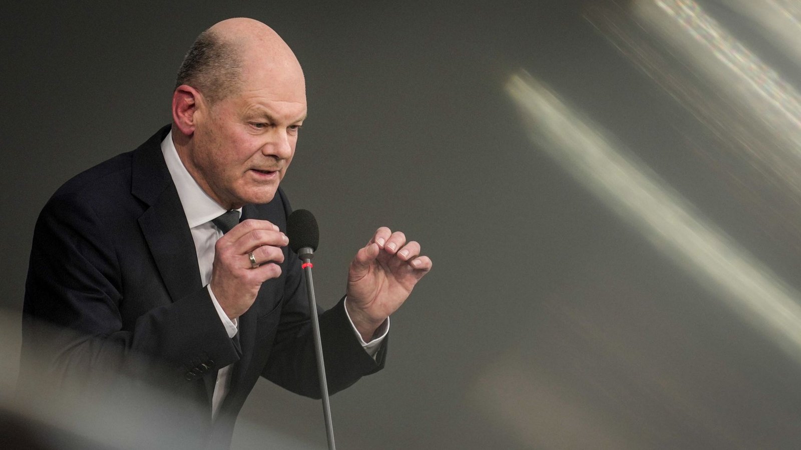 Hat seine eigene Vorstellung von der richtigen Ukraine-Politik: Bundeskanzler Olaf Scholz.Foto: dpa/Michael Kappeler