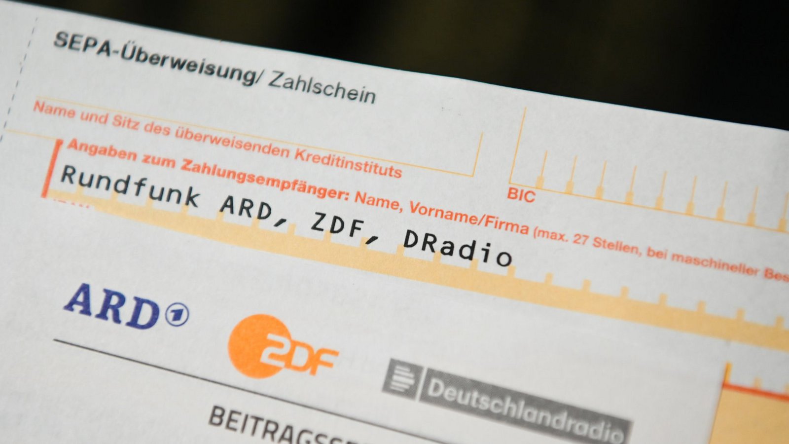 Der Rundfunkbeitrag soll laut ARD weiter steigen. (Symbolfoto)Foto: dpa/Nicolas Armer