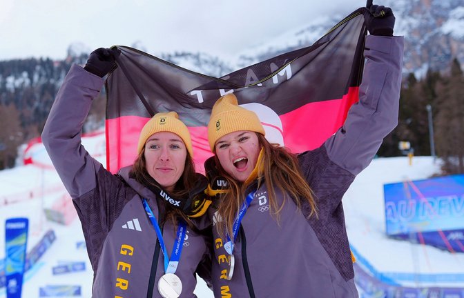 Kira Weidle-Winkelmann (li.) und Emma Aicher bejubeln Silber in der alpinen Team-Kombination.<span class='image-autor'>Foto: Michael Kappeler/dpa</span>