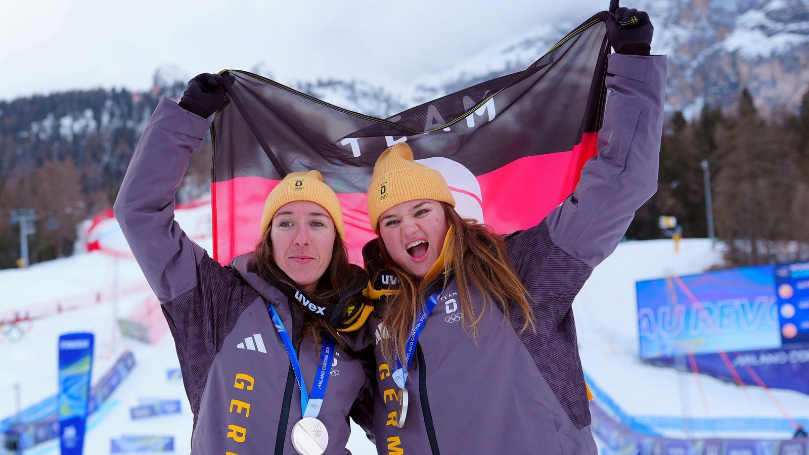 Kira Weidle-Winkelmann (li.) und Emma Aicher bejubeln Silber in der alpinen Team-Kombination.Foto: Michael Kappeler/dpa Kira Weidle-Winkelmann (li.) und Emma Aicher bejubeln Silber in der alpinen Team-Kombination.Foto: Michael Kappeler/dpa
