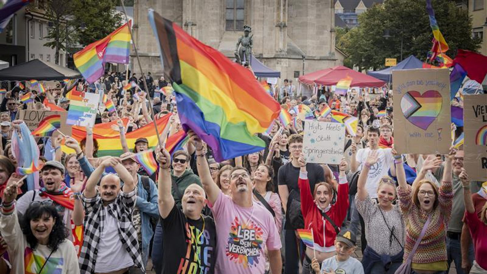 Knapp 500 Teilnehmende kamen auf den ersten CSD in Balingen und feierten Vielfalt und Menschenrechte für alle.Foto: Andy Reiner Knapp 500 Teilnehmende kamen auf den ersten CSD in Balingen und feierten Vielfalt und Menschenrechte für alle.Foto: Andy Reiner