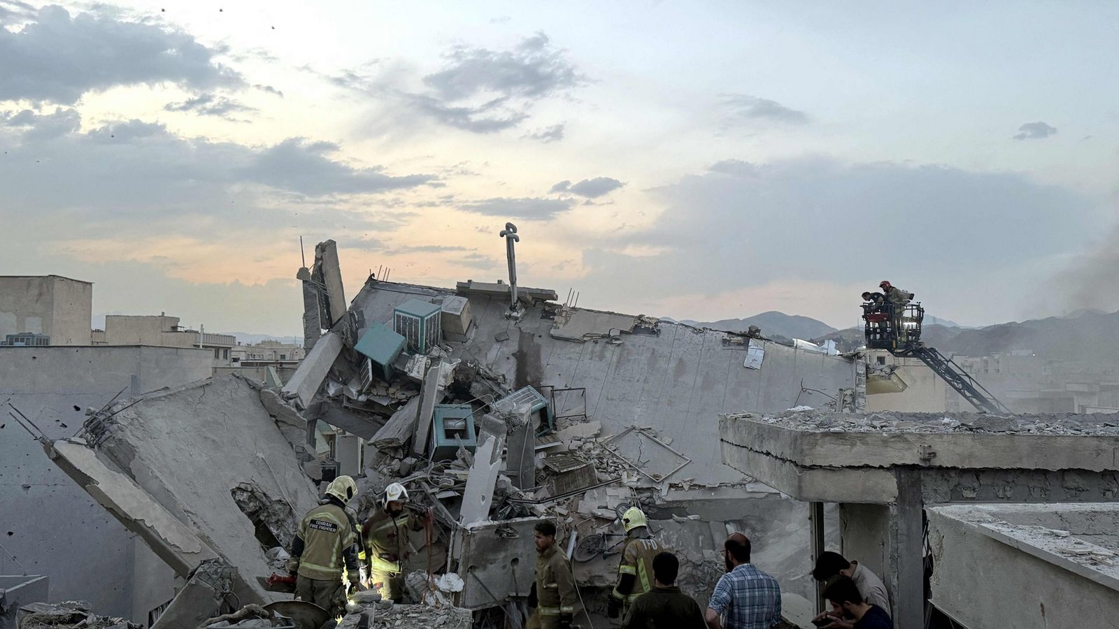 Im Morgengrauen wird klar, welche Verluste der Iran zu beklagen hat.Foto: MEGHDAD MADADI/AFP Im Morgengrauen wird klar, welche Verluste der Iran zu beklagen hat.Foto: MEGHDAD MADADI/AFP