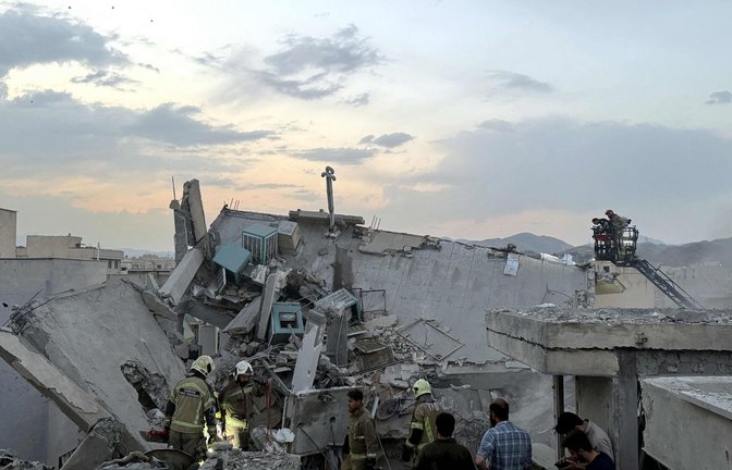 Im Morgengrauen wird klar, welche Verluste der Iran zu beklagen hat.<span class='image-autor'>Foto: MEGHDAD MADADI/AFP</span>
