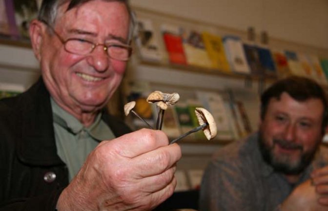 Angerer mit einem Sträußchen Pilze. Foto: Rücker