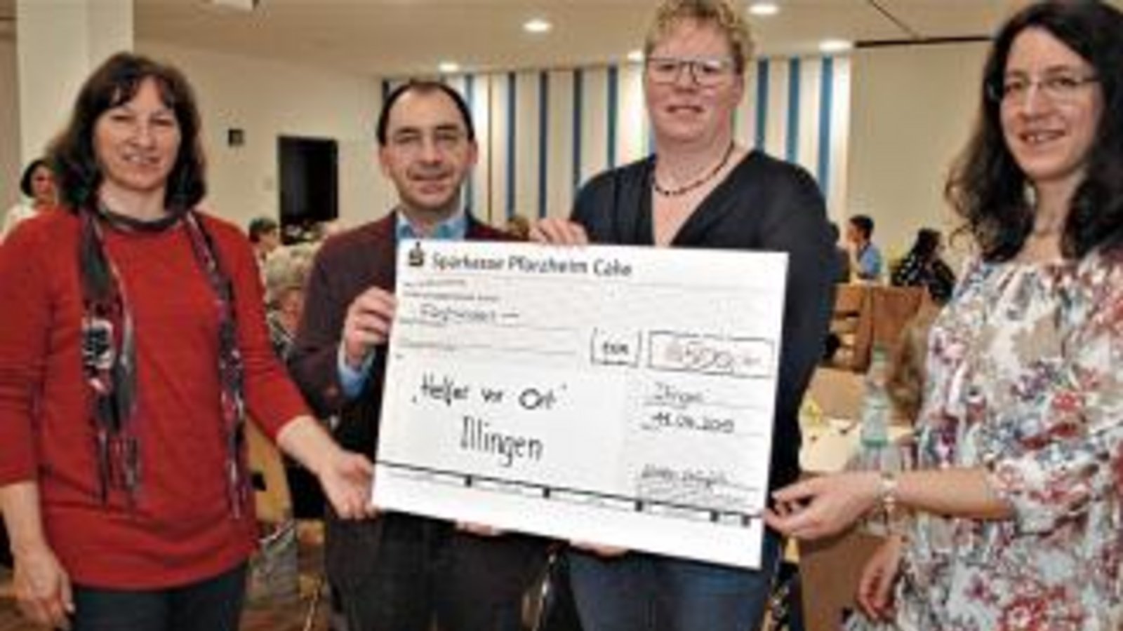 Ulrike Schäfauer (rechts) und Gabi Langenstein (links) überreichten Birgit und Thomas Ahndorf die Spende. Foto: Stahlfeld Ulrike Schäfauer (rechts) und Gabi Langenstein (links) überreichten Birgit und Thomas Ahndorf die Spende. Foto: Stahlfeld