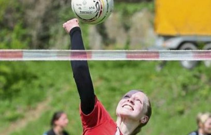 Mit Christina Koch hat der TVV mögliche Positionen für die Feldrunde getestet. Foto: Küppers