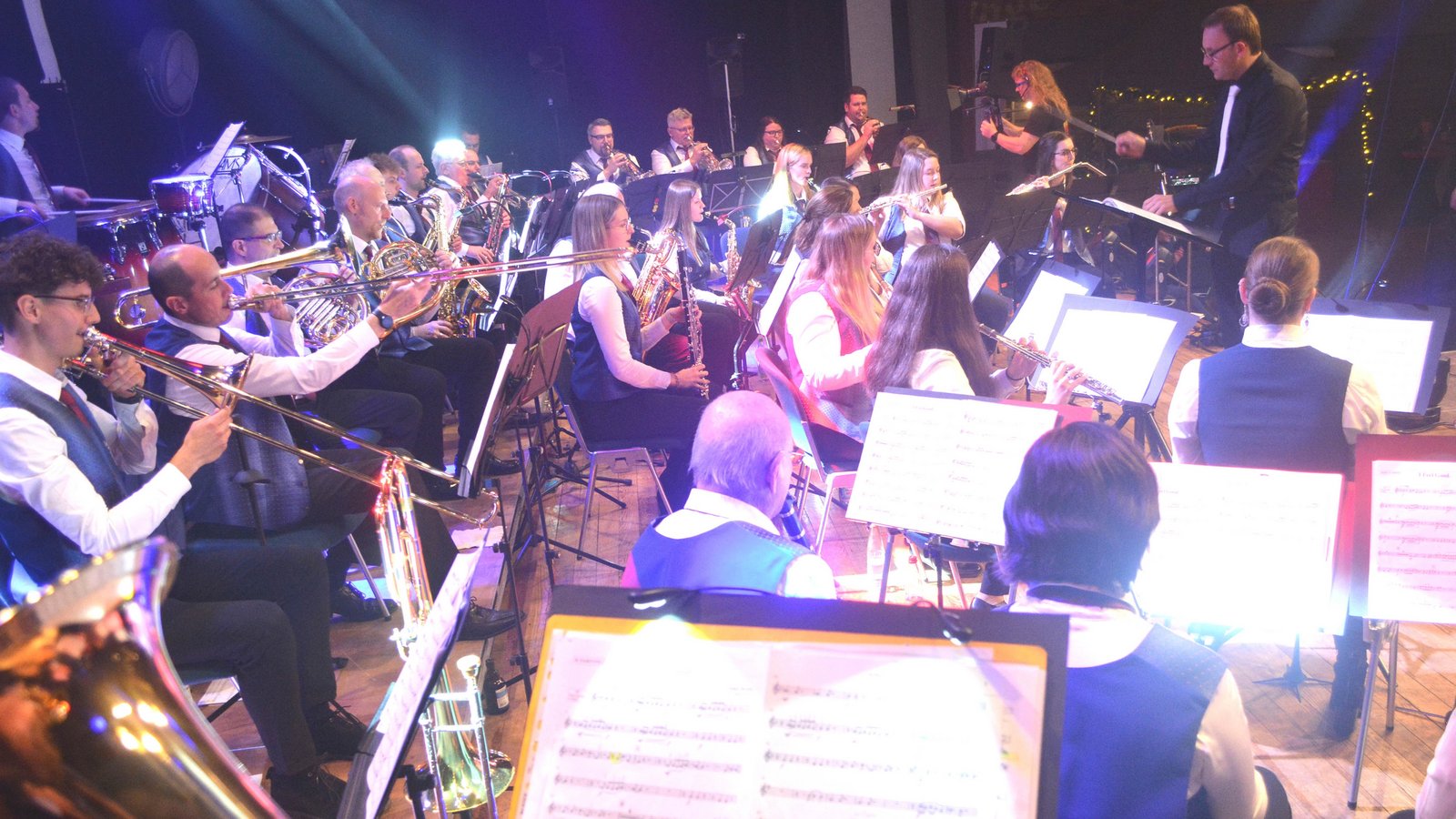 In bester Spiellaune: das Orchester des Musikvereins Illingen unter der Leitung von Christian Werner.  Fotos: Stahlfeld