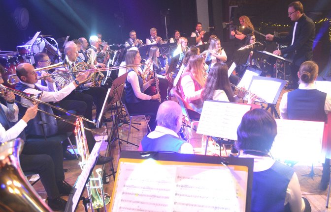 In bester Spiellaune: das Orchester des Musikvereins Illingen unter der Leitung von Christian Werner.  <span class='image-autor'>Fotos: Stahlfeld</span>