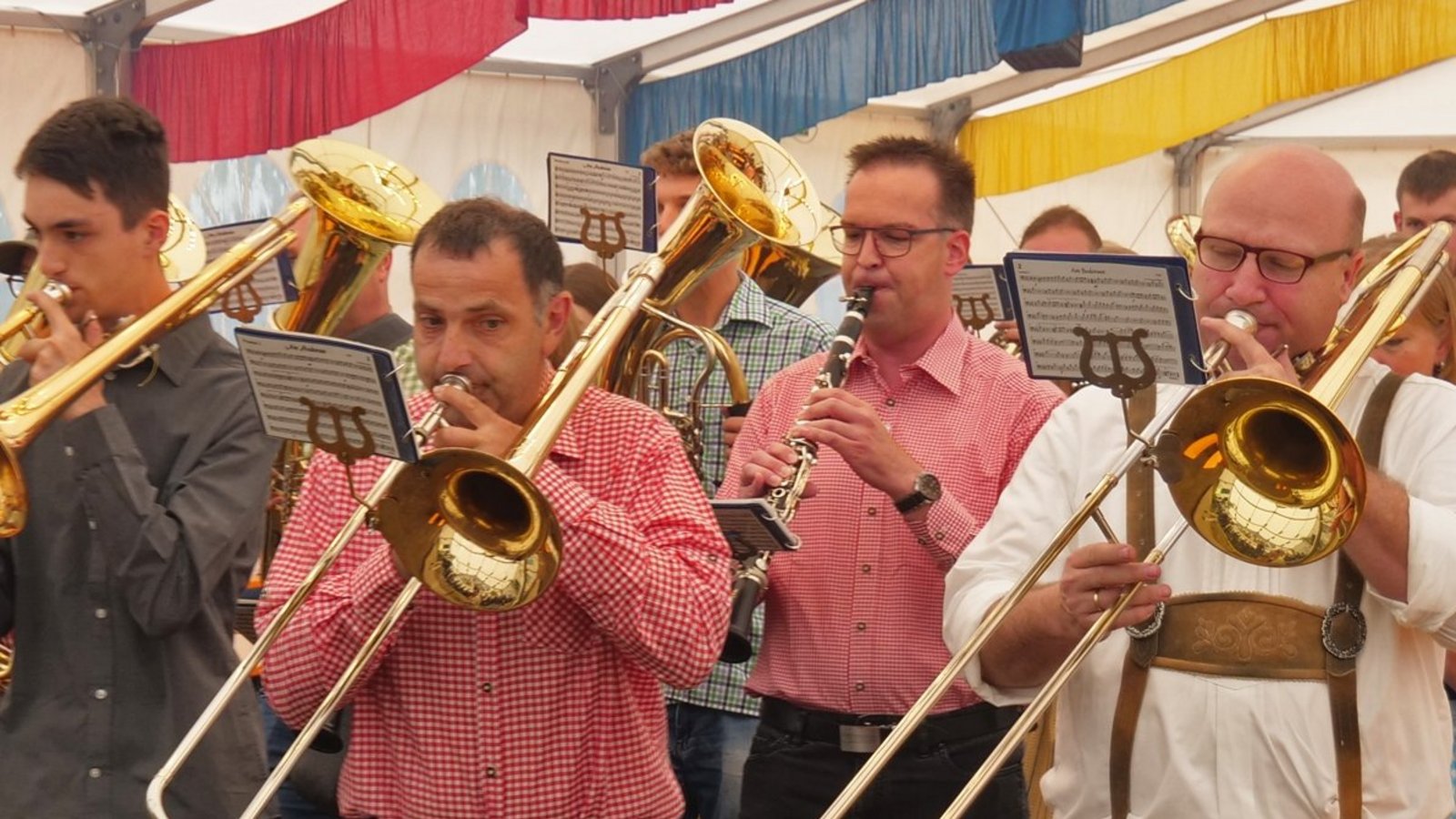Wenn’s draußen regnet, spielt die Musik eben drinnen. Gastgeber Musikverein Oberriexingen zieht nur ins Zelt ein – kein Festmarsch durch die Stadt. Wenn’s draußen regnet, spielt die Musik eben drinnen. Gastgeber Musikverein Oberriexingen zieht nur ins Zelt ein – kein Festmarsch durch die Stadt.