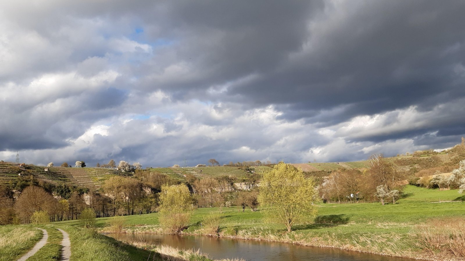 Die erfrischende Enz im Naturschutzgebiet Felsengärten Mühlhausen samt Wolkenspiel hat unsere Leserin Gudrun Kraft-von Hausen fotografisch festgehalten.