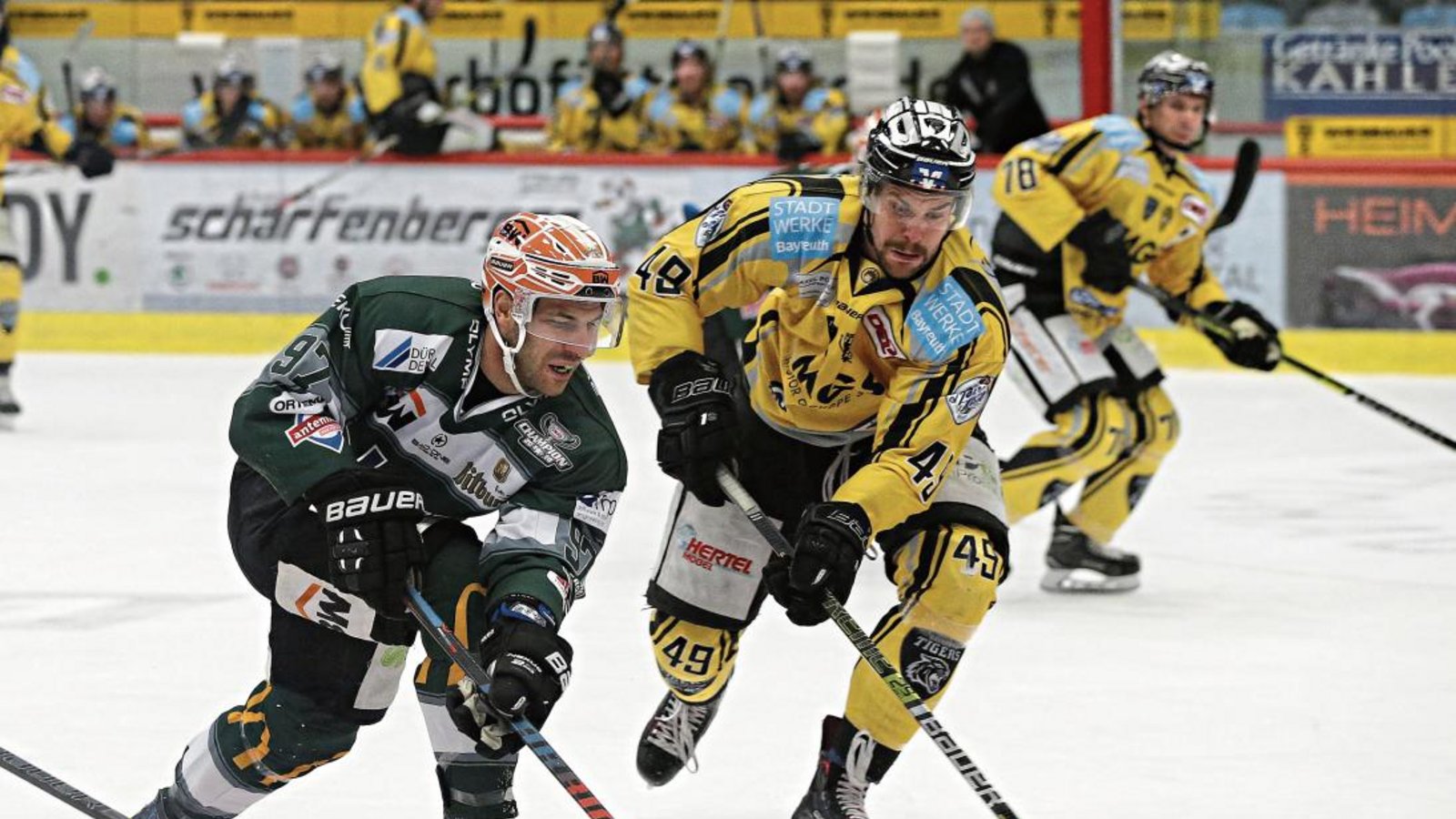 Frederik Cabana (links) hat mit den Steelers keine Neuauflage der Gala gegen die Falken gefeiert und gegen Bayreuth verloren. Foto: Baumann Frederik Cabana (links) hat mit den Steelers keine Neuauflage der Gala gegen die Falken gefeiert und gegen Bayreuth verloren. Foto: Baumann