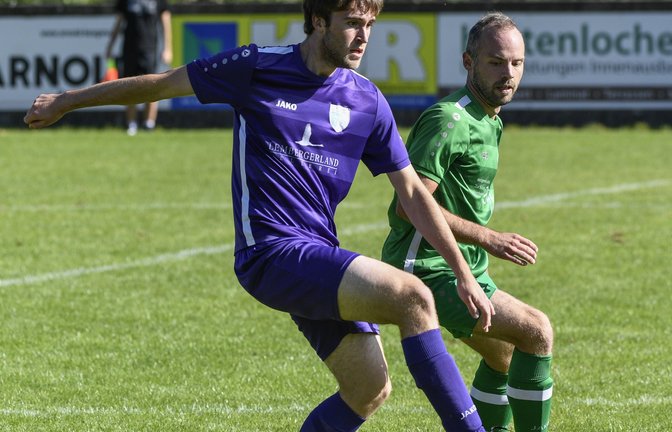 Nur noch bis zur Sommerpause wird Luca Fuchs (links) das Trikot der SGM Roßwag/Mühlhausen tragen. Danach löst sich die Spielgemeinschaft auf. Am Montag muss das Tabellenschlusslicht gegen die SGM Sachsenheim ran. <span class='image-autor'>Foto: Leitner</span>