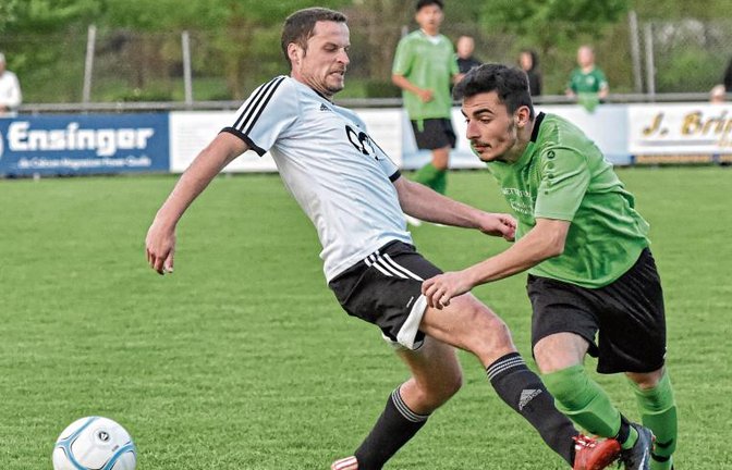 Sersheims Aykut Gürleyen (rechts) legt sich den Ball an Christian Juettner vorbei, wird aber vom Bissinger auf unfaire Weise von den Beinen geholt. Foto: Leitner