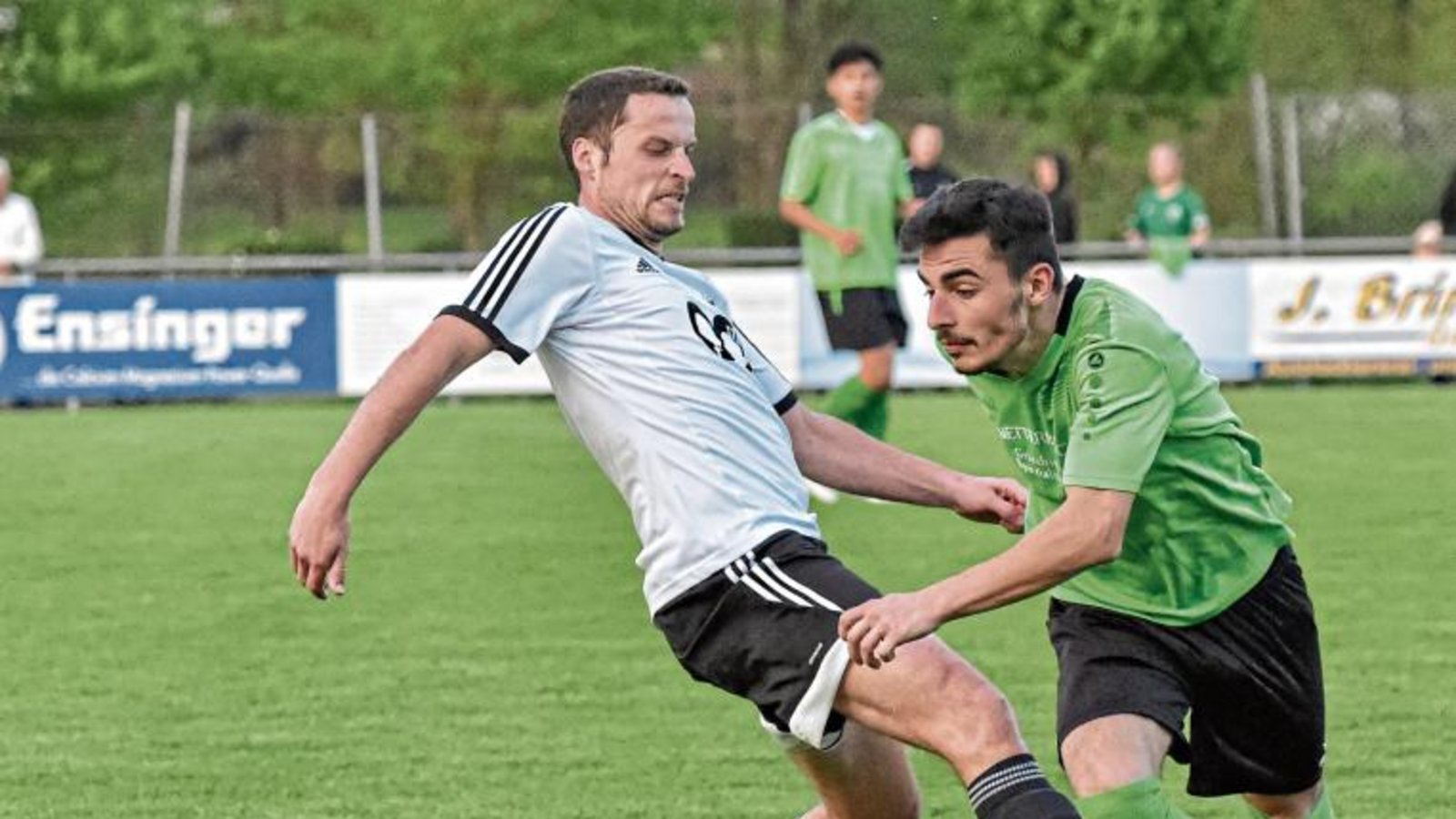 Sersheims Aykut Gürleyen (rechts) legt sich den Ball an Christian Juettner vorbei, wird aber vom Bissinger auf unfaire Weise von den Beinen geholt. Foto: Leitner Sersheims Aykut Gürleyen (rechts) legt sich den Ball an Christian Juettner vorbei, wird aber vom Bissinger auf unfaire Weise von den Beinen geholt. Foto: Leitner