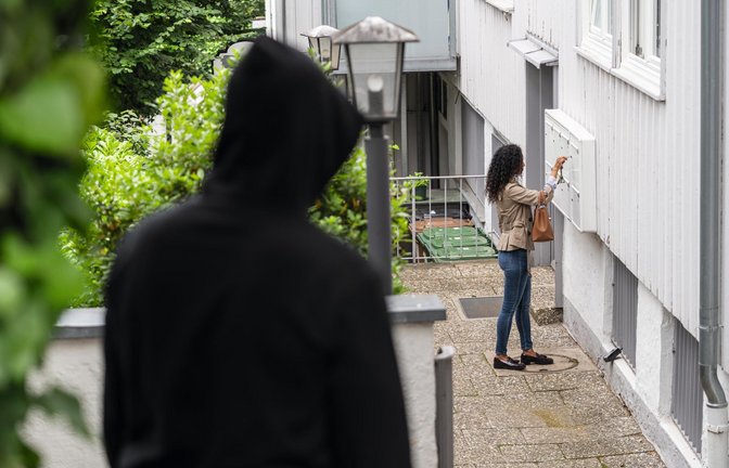 Dass ein Täter seinem Opfer im öffentlichen Raum auflauert, kommt bei den Straftaten gegen die sexuelle Selbstbestimmung vergleichsweise selten vor. Häufiger wird man in den eigenen vier Wänden zum Opfer.  <span class='image-autor'>Foto: Polizeiliche Kriminalprävention der Länder und des Bundes</span>
