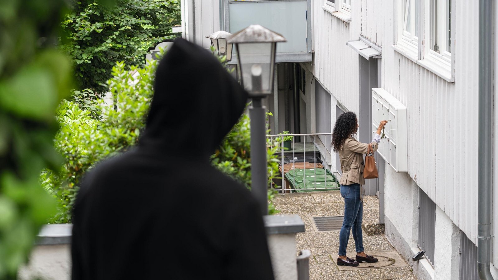 Dass ein Täter seinem Opfer im öffentlichen Raum auflauert, kommt bei den Straftaten gegen die sexuelle Selbstbestimmung vergleichsweise selten vor. Häufiger wird man in den eigenen vier Wänden zum Opfer.  Foto: Polizeiliche Kriminalprävention der Länder und des Bundes