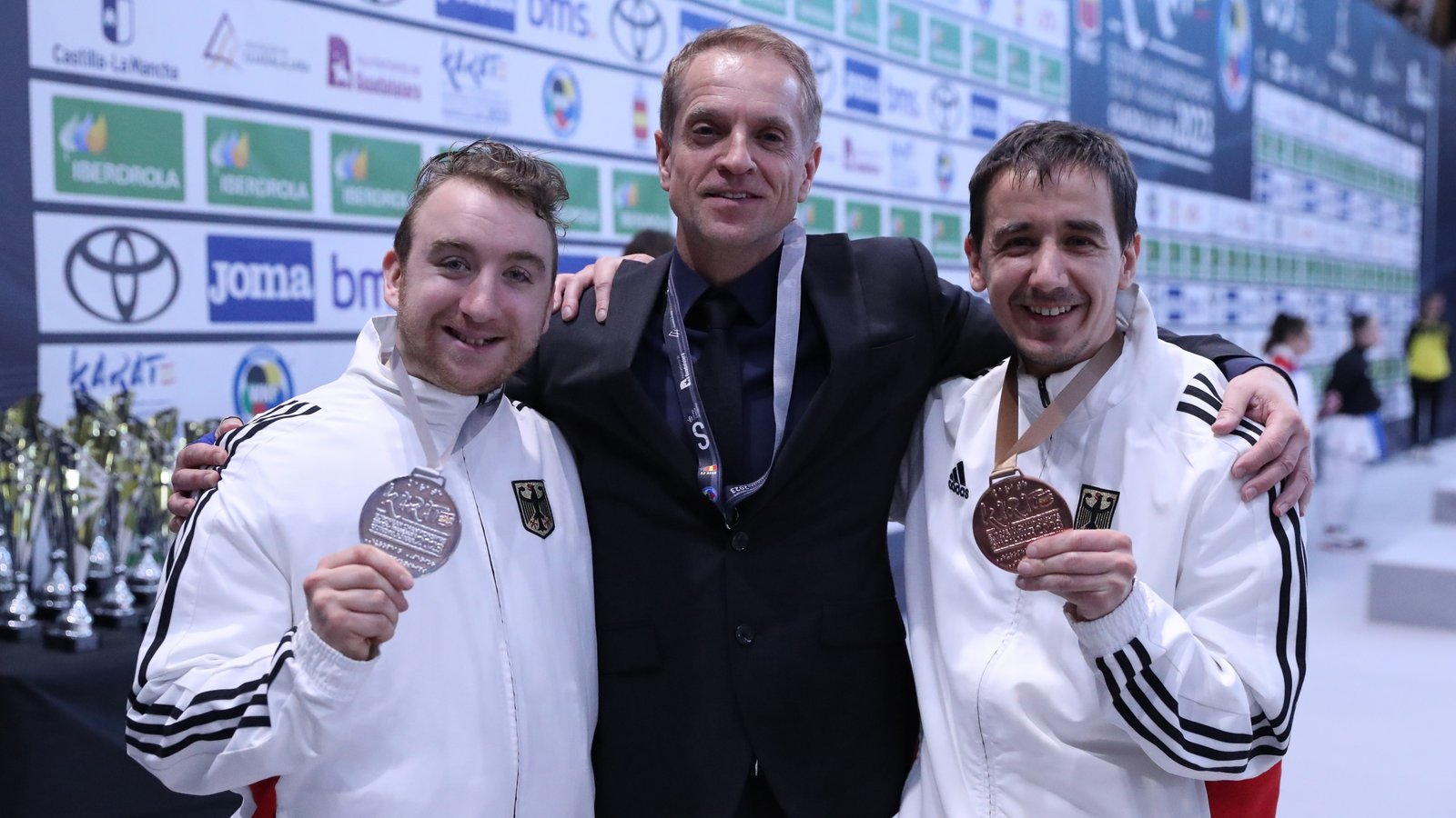Albert Singer (von links), Bundestrainer Heiko Kuppi und Michael Lesic freuen sich über die erfolgreiche EM. Foto: DKV/Brigitte Kraußer