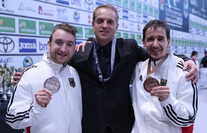 Albert Singer (von links), Bundestrainer Heiko Kuppi und Michael Lesic freuen sich über die erfolgreiche EM. <span class='image-autor'>Foto: DKV/Brigitte Kraußer</span>