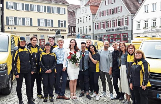 Die Auflösung zur „Postlerdemo“ auf dem Vaihinger Marktplatz: „Unsere Kollegin Johanna Berger hat ihren Verlobten Øyvind Erlandsen standesamtlich geheiratet“, war gestern aus gut informierten Kreisen zu erfahren. Die kirchliche Hochzeit finde dann in Norwegen statt, da sei es dann eher schwierig mit dem Spalier stehen. Foto: p