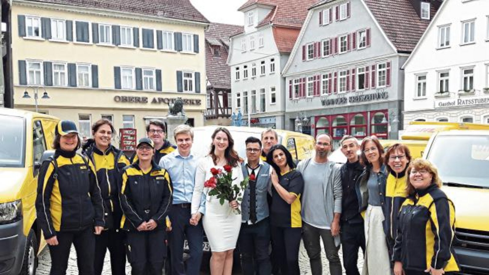 Die Auflösung zur „Postlerdemo“ auf dem Vaihinger Marktplatz: „Unsere Kollegin Johanna Berger hat ihren Verlobten Øyvind Erlandsen standesamtlich geheiratet“, war gestern aus gut informierten Kreisen zu erfahren. Die kirchliche Hochzeit finde dann in Norwegen statt, da sei es dann eher schwierig mit dem Spalier stehen. Foto: p Die Auflösung zur „Postlerdemo“ auf dem Vaihinger Marktplatz: „Unsere Kollegin Johanna Berger hat ihren Verlobten Øyvind Erlandsen standesamtlich geheiratet“, war gestern aus gut informierten Kreisen zu erfahren. Die kirchliche Hochzeit finde dann in Norwegen statt, da sei es dann eher schwierig mit dem Spalier stehen. Foto: p