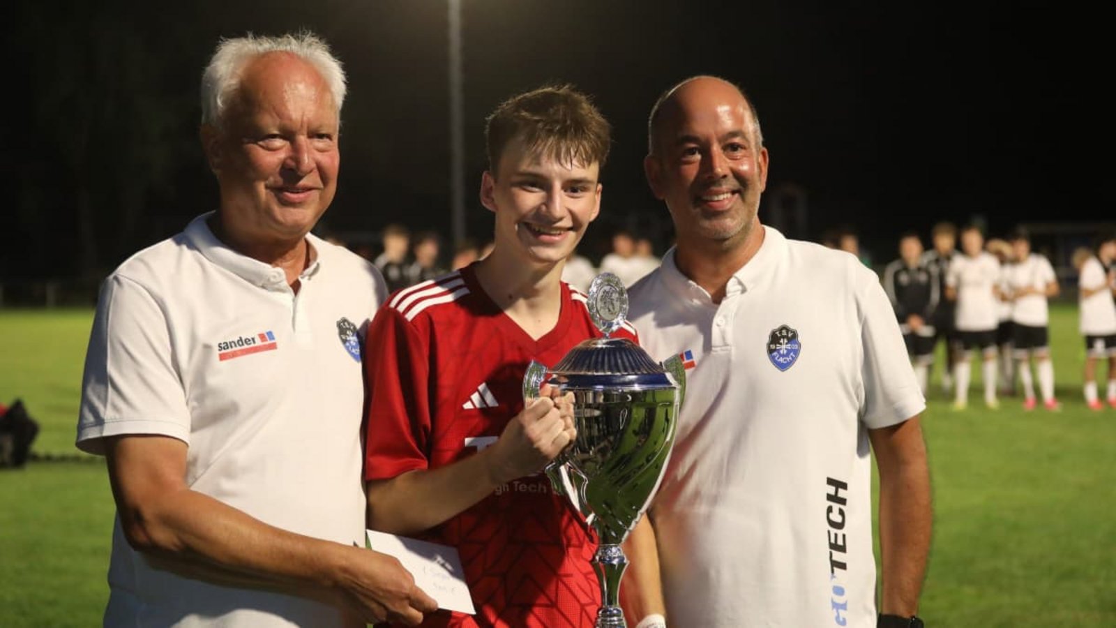 Heimerdingens Matchwinner Paul Jauß (Mi.) strahlt mit dem Pokal um die Wette, den er von Bernd Feyler (Abteilungsleiter Fußball TSV Flacht, li.) und Nico Lautenschlager (Vorsitzender TSV Flacht, re.) entgegennimmt.Andreas Gorr Heimerdingens Matchwinner Paul Jauß (Mi.) strahlt mit dem Pokal um die Wette, den er von Bernd Feyler (Abteilungsleiter Fußball TSV Flacht, li.) und Nico Lautenschlager (Vorsitzender TSV Flacht, re.) entgegennimmt.Andreas Gorr
