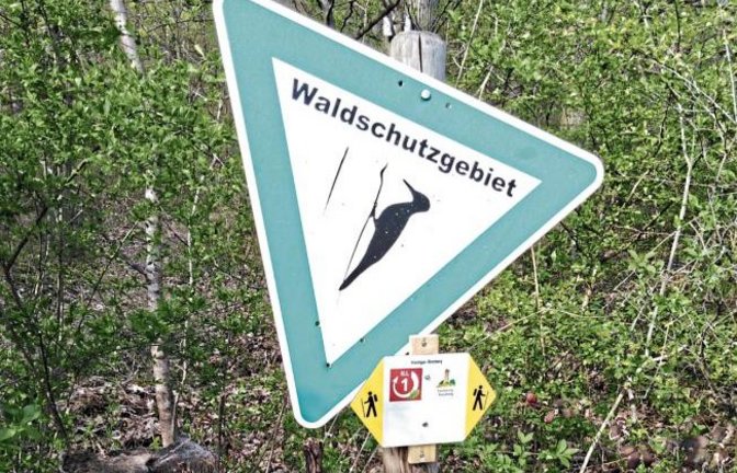 Wohin nur mit den neuen Wander-Schildern? Ah, so geht’s. Gesehen in Ensingen. Foto: p