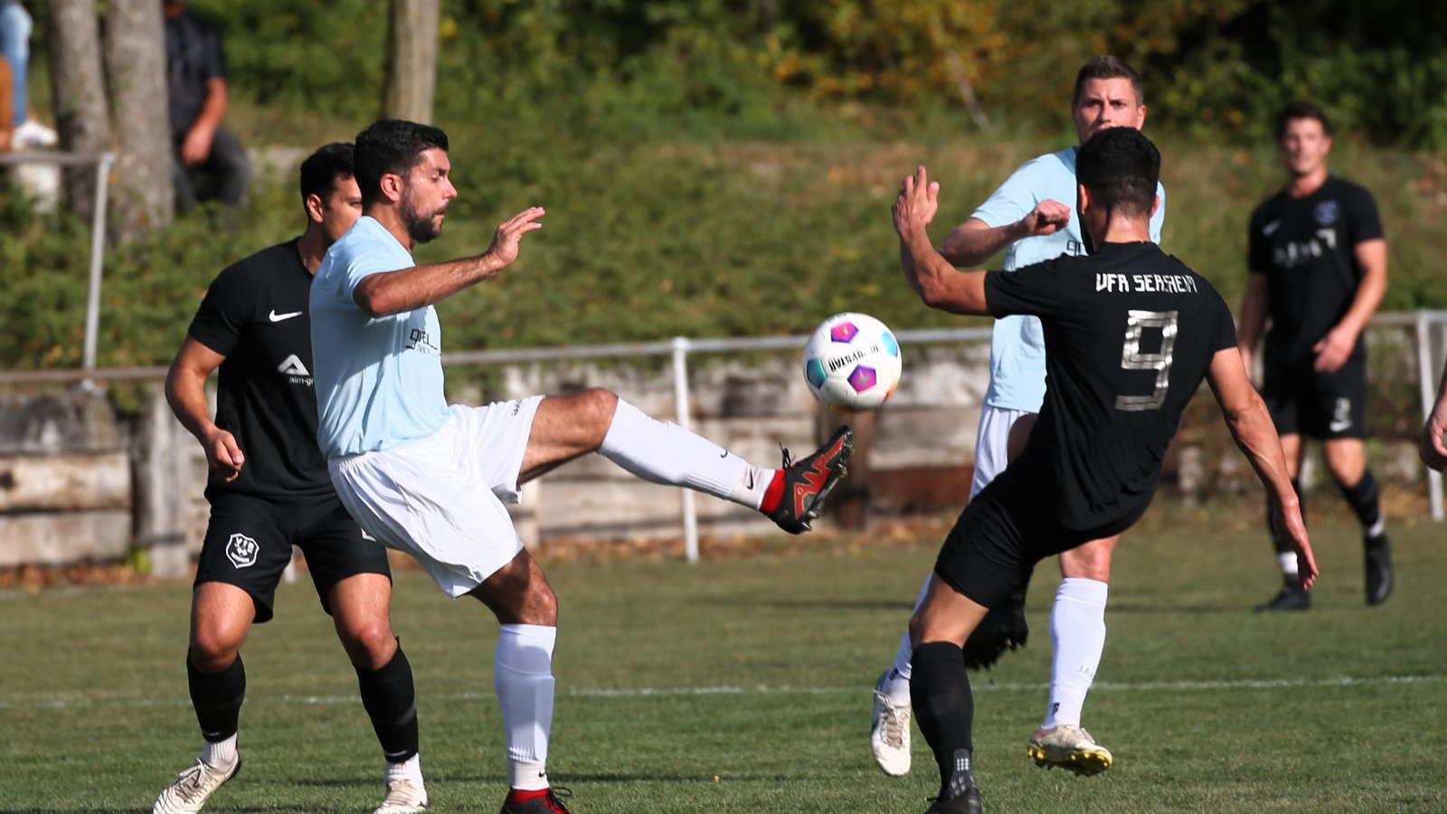 Beim TSV Häfnerhaslach (am Ball Nelson Caldas) geht es bergauf. Dem Sieg gegen Kirchheim folgte ein Unentschieden gegen Illingen. Am Sonntag ist Kleinglattbach auf dem Heiligenberg. Foto: Küppers Beim TSV Häfnerhaslach (am Ball Nelson Caldas) geht es bergauf. Dem Sieg gegen Kirchheim folgte ein Unentschieden gegen Illingen. Am Sonntag ist Kleinglattbach auf dem Heiligenberg. Foto: Küppers