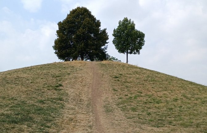Das Hügelgrab heißt wie die Stadt, nur in klein.