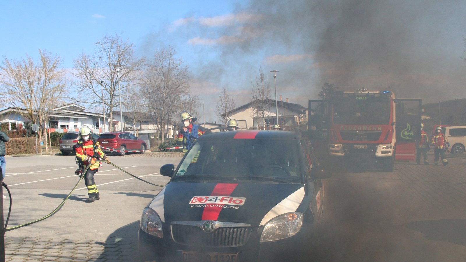 Viel Rauch auf dem Parkplatz bei den Oberriexinger Sportanlagen. Viel Rauch auf dem Parkplatz bei den Oberriexinger Sportanlagen.