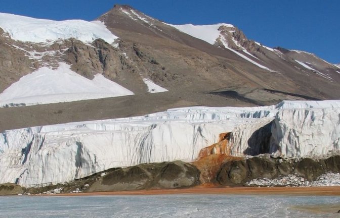 Blood Falls (auch Blutfälle oder Blutstrom) ist der Name eines Ausflusses einer mit Eisenoxid angereicherten Salzwasserfahne, die aus der Zunge des Taylor-Gletschers auf die eisbedeckte Fläche des westlichen Bonneysees im Taylor Valley, einem der Antarktischen Trockentäler in Victorialand, Antarktis, fließt.<span class='image-autor'>Bryan Minnea/dpa</span>