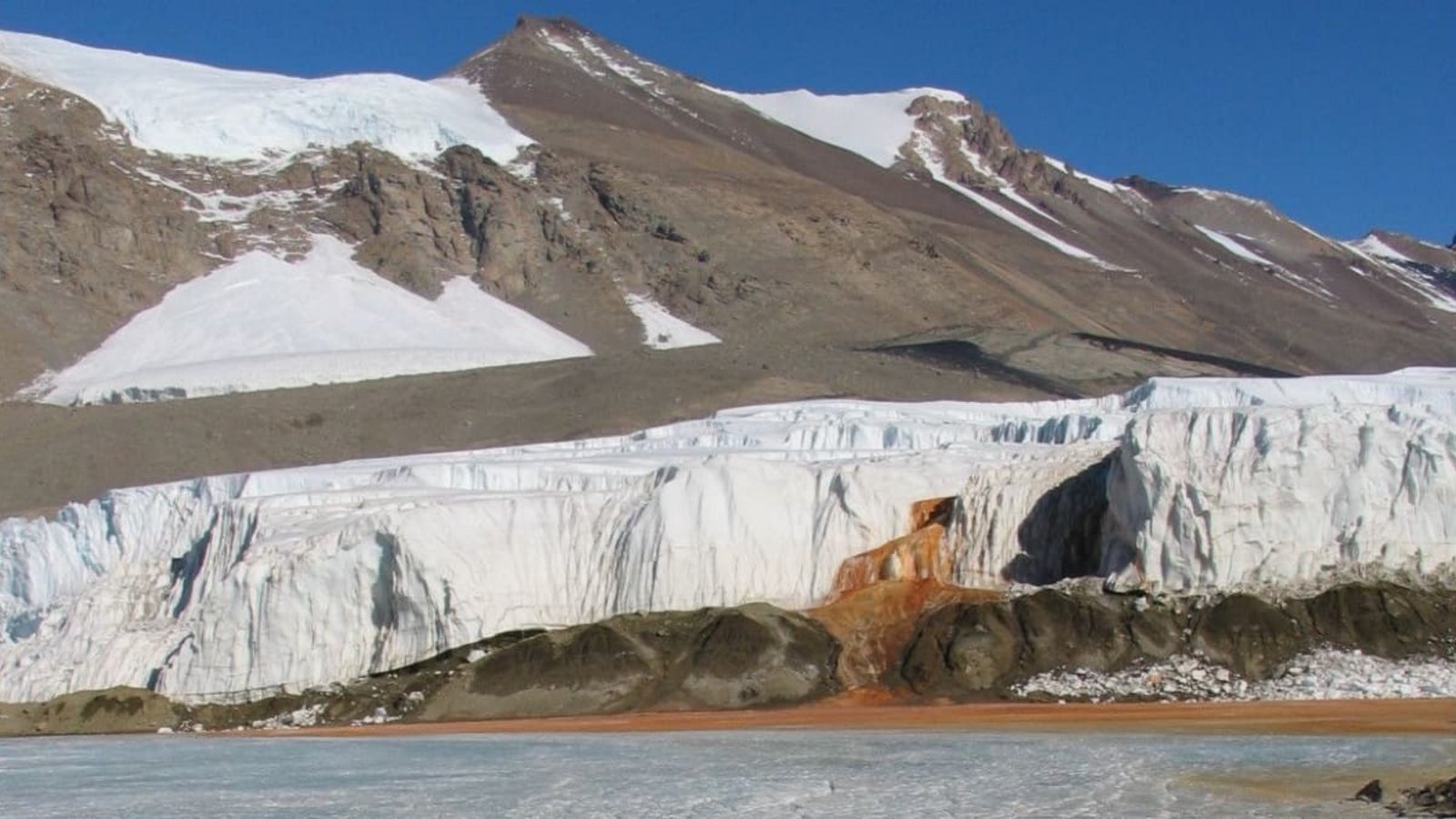 Blood Falls (auch Blutfälle oder Blutstrom) ist der Name eines Ausflusses einer mit Eisenoxid angereicherten Salzwasserfahne, die aus der Zunge des Taylor-Gletschers auf die eisbedeckte Fläche des westlichen Bonneysees im Taylor Valley, einem der Antarktischen Trockentäler in Victorialand, Antarktis, fließt.Bryan Minnea/dpa Blood Falls (auch Blutfälle oder Blutstrom) ist der Name eines Ausflusses einer mit Eisenoxid angereicherten Salzwasserfahne, die aus der Zunge des Taylor-Gletschers auf die eisbedeckte Fläche des westlichen Bonneysees im Taylor Valley, einem der Antarktischen Trockentäler in Victorialand, Antarktis, fließt.Bryan Minnea/dpa