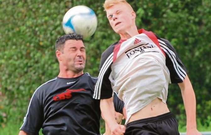 Abräumer in der Innenverteidigung: An Enzweihingens Petrit Elezaj (links) kommt ein Gegenspieler nur ganz schwer vorbei. Foto: Nachreiner