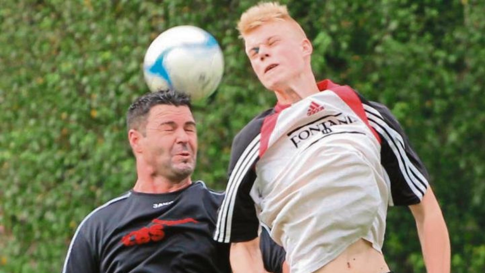 Abräumer in der Innenverteidigung: An Enzweihingens Petrit Elezaj (links) kommt ein Gegenspieler nur ganz schwer vorbei. Foto: Nachreiner Abräumer in der Innenverteidigung: An Enzweihingens Petrit Elezaj (links) kommt ein Gegenspieler nur ganz schwer vorbei. Foto: Nachreiner