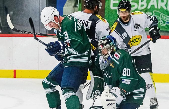Bietigheims Goalie Andreas Mechel (Mitte) und seine Vorderleute – unter anderem Max Prommersberger (links) waren wie hier gegen die Dornbirner Niki Petrik und Matt Siddall (rechts) immer wieder gefordert. Foto: Simecek