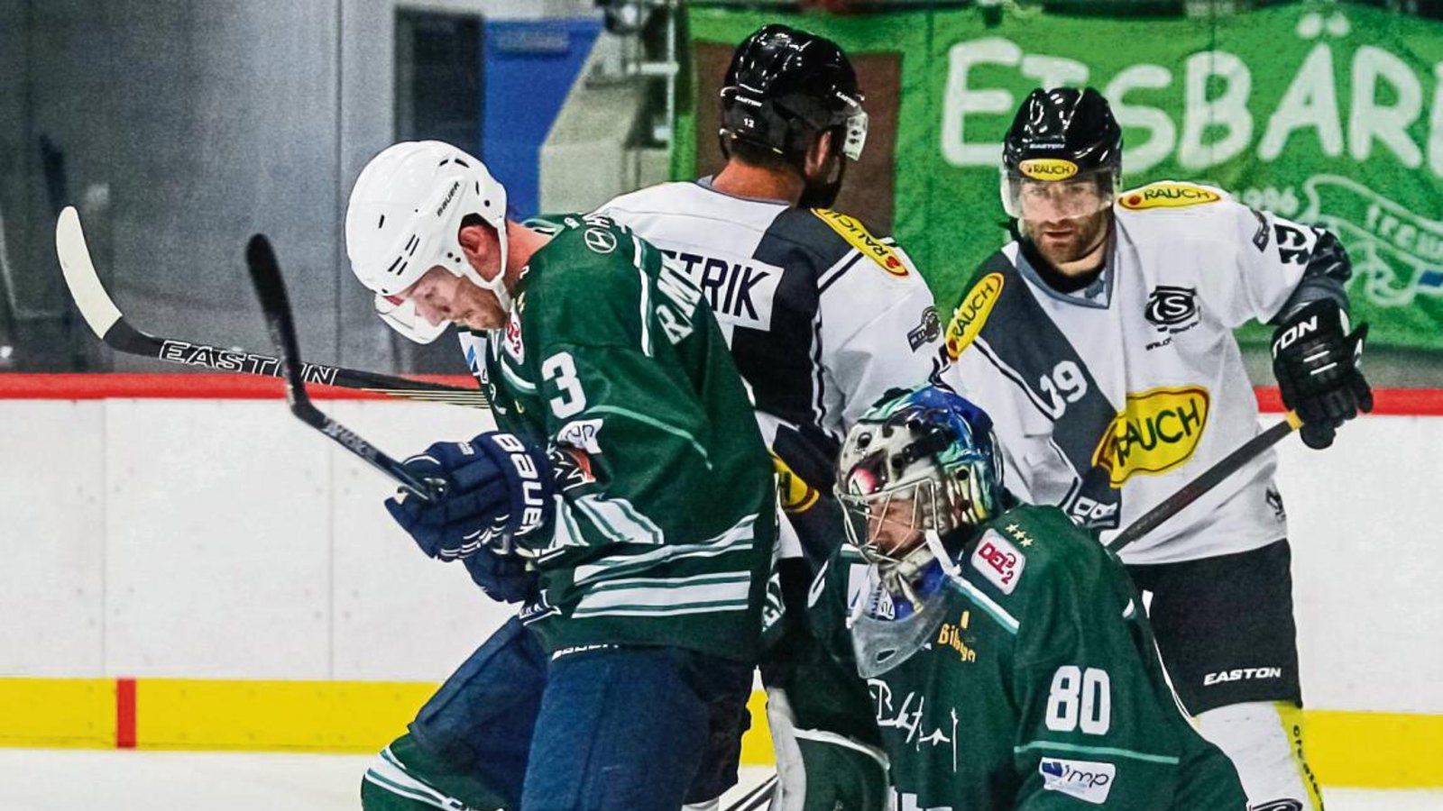 Bietigheims Goalie Andreas Mechel (Mitte) und seine Vorderleute – unter anderem Max Prommersberger (links) waren wie hier gegen die Dornbirner Niki Petrik und Matt Siddall (rechts) immer wieder gefordert. Foto: Simecek