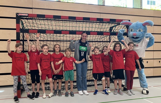 „Die Superhasen“ der Klasse 2b aus der Kleinglattbacher Grundschule posieren mit Gianina Bianco (Mitte) und dem Maskottchen „Turni“. <span class='image-autor'>Foto: privat</span>