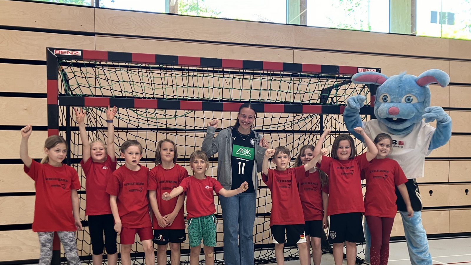 „Die Superhasen“ der Klasse 2b aus der Kleinglattbacher Grundschule posieren mit Gianina Bianco (Mitte) und dem Maskottchen „Turni“. Foto: privat