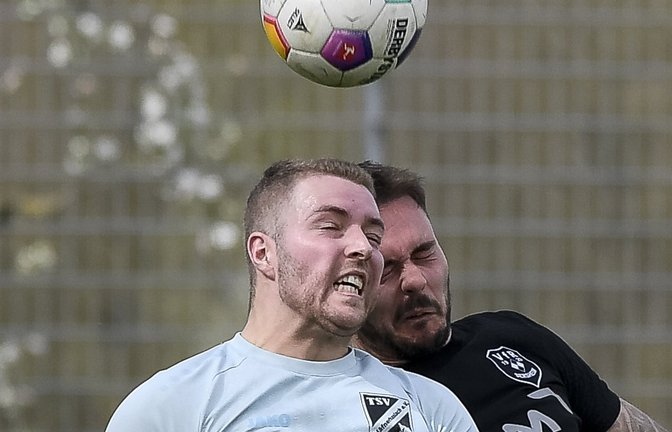 Der Sersheimer Dominik Wolter (hinten) im Kopfballduell mit Häfnerhaslachs Marco Hirsch. Für den VfR war es ein hartes Stück Arbeit. <span class='image-autor'>Fotos: Leitner</span>