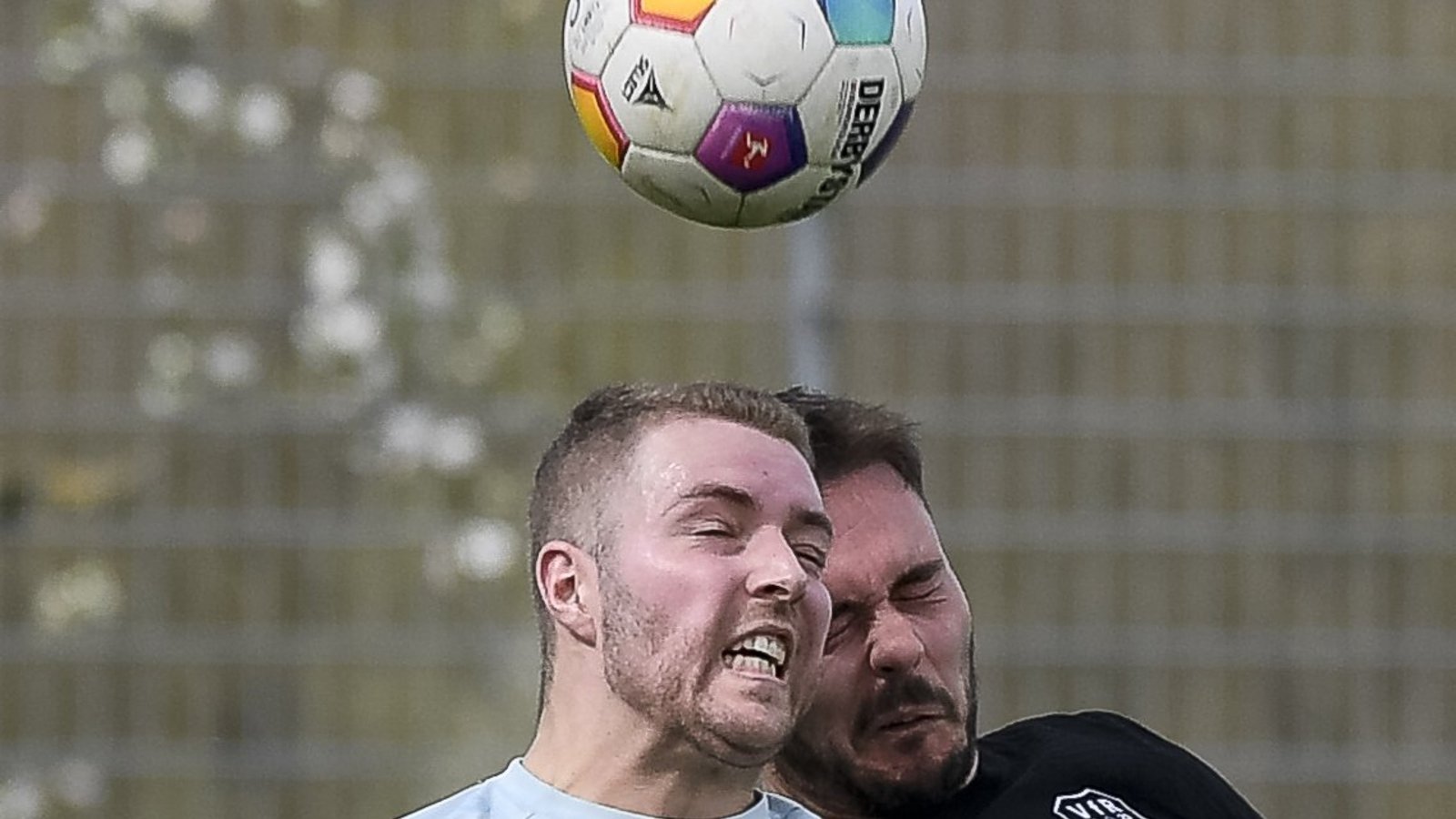 Der Sersheimer Dominik Wolter (hinten) im Kopfballduell mit Häfnerhaslachs Marco Hirsch. Für den VfR war es ein hartes Stück Arbeit. Fotos: Leitner Der Sersheimer Dominik Wolter (hinten) im Kopfballduell mit Häfnerhaslachs Marco Hirsch. Für den VfR war es ein hartes Stück Arbeit. Fotos: Leitner