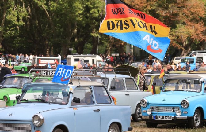 Zurück in die Vergangenheit? Im Wahlkampf lud Sachsen-Anhalts AfD-Spitzenkandidat Siegmund zu einer Ausfahrt mit Simson-Mopeds nach Quedlinburg ein. Trabis und „das Volk“ waren auch da.<span class='image-autor'>Matthias Bein/dpa</span>