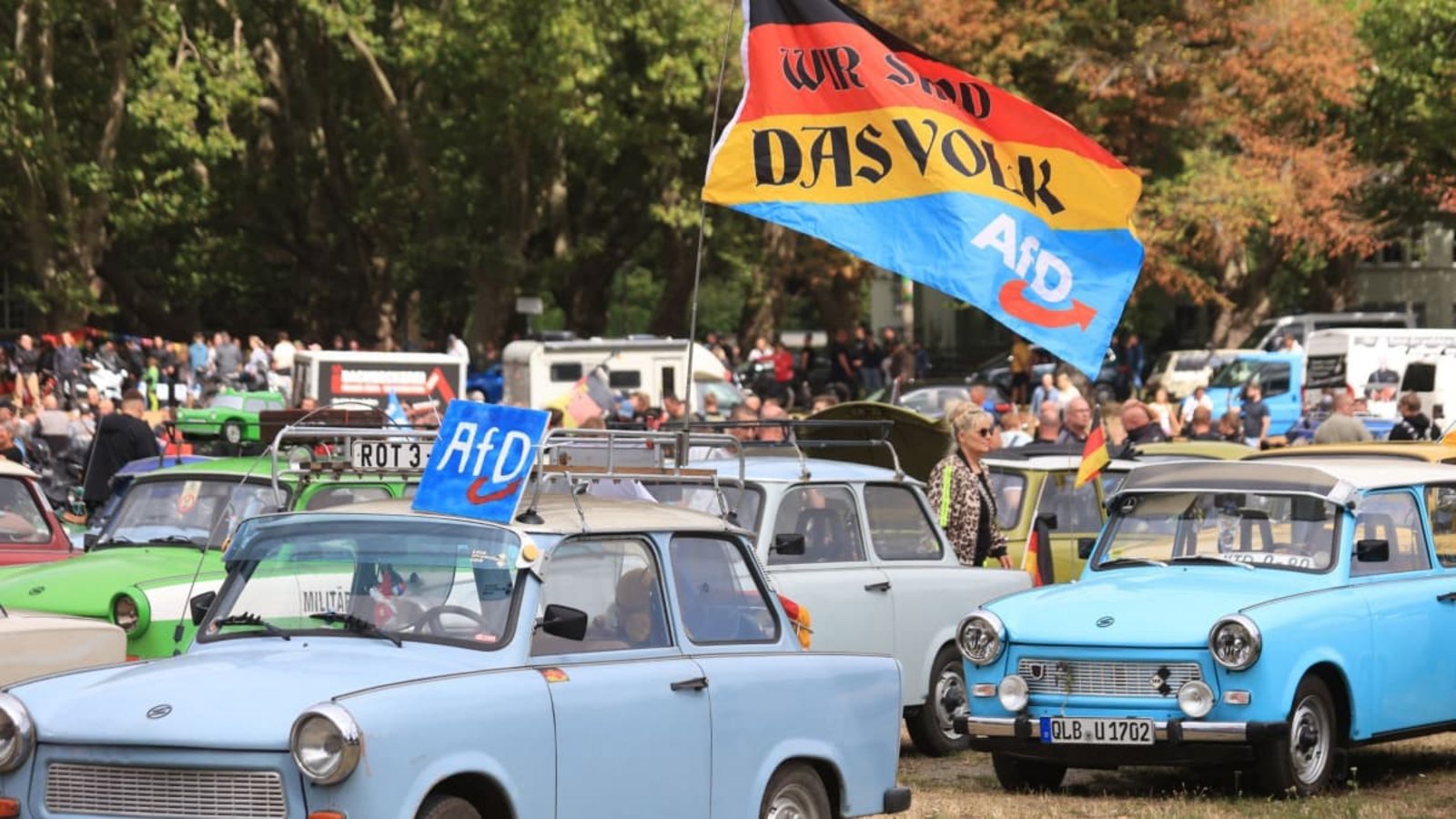 Zurück in die Vergangenheit? Im Wahlkampf lud Sachsen-Anhalts AfD-Spitzenkandidat Siegmund zu einer Ausfahrt mit Simson-Mopeds nach Quedlinburg ein. Trabis und „das Volk“ waren auch da.Matthias Bein/dpa