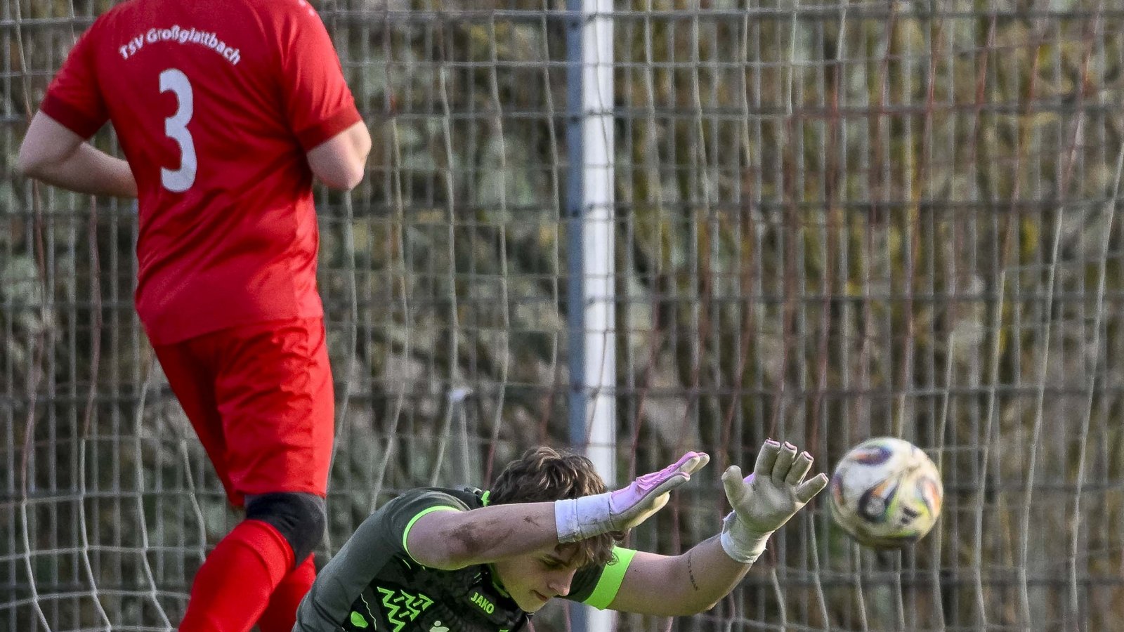 Vergeblich gestreckt: Großglattbachs Keeper Kimi-David Fleischer (vorne) kann den Einschlag nicht verhindern.